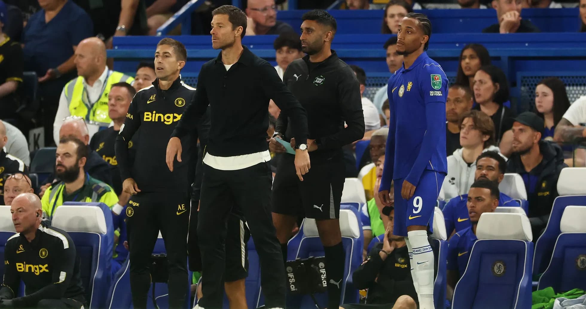 Entrenadores y jugador en la banca durante el partido Entrenadores y jugador en la banca durante el partido