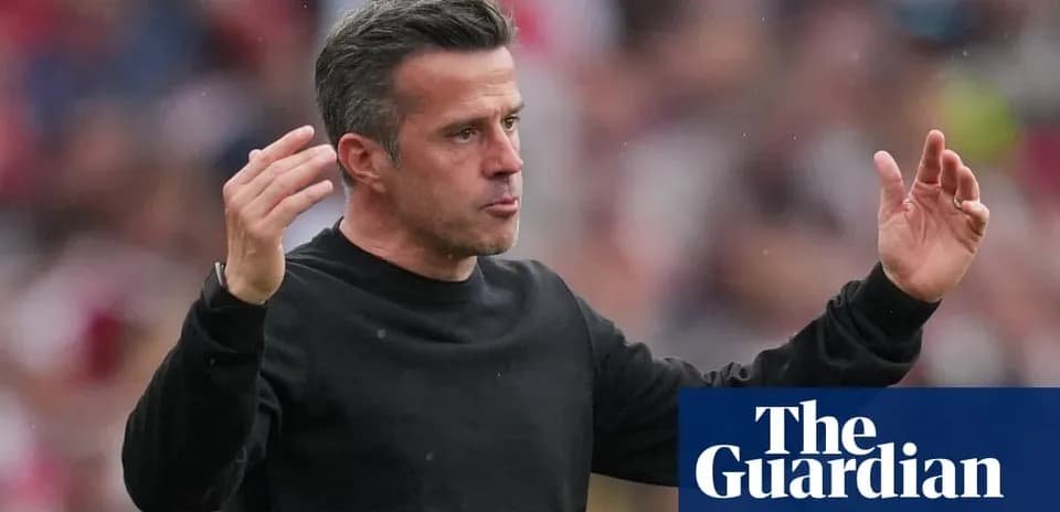 Entrenador gesticulando durante el partido Entrenador gesticulando durante el partido