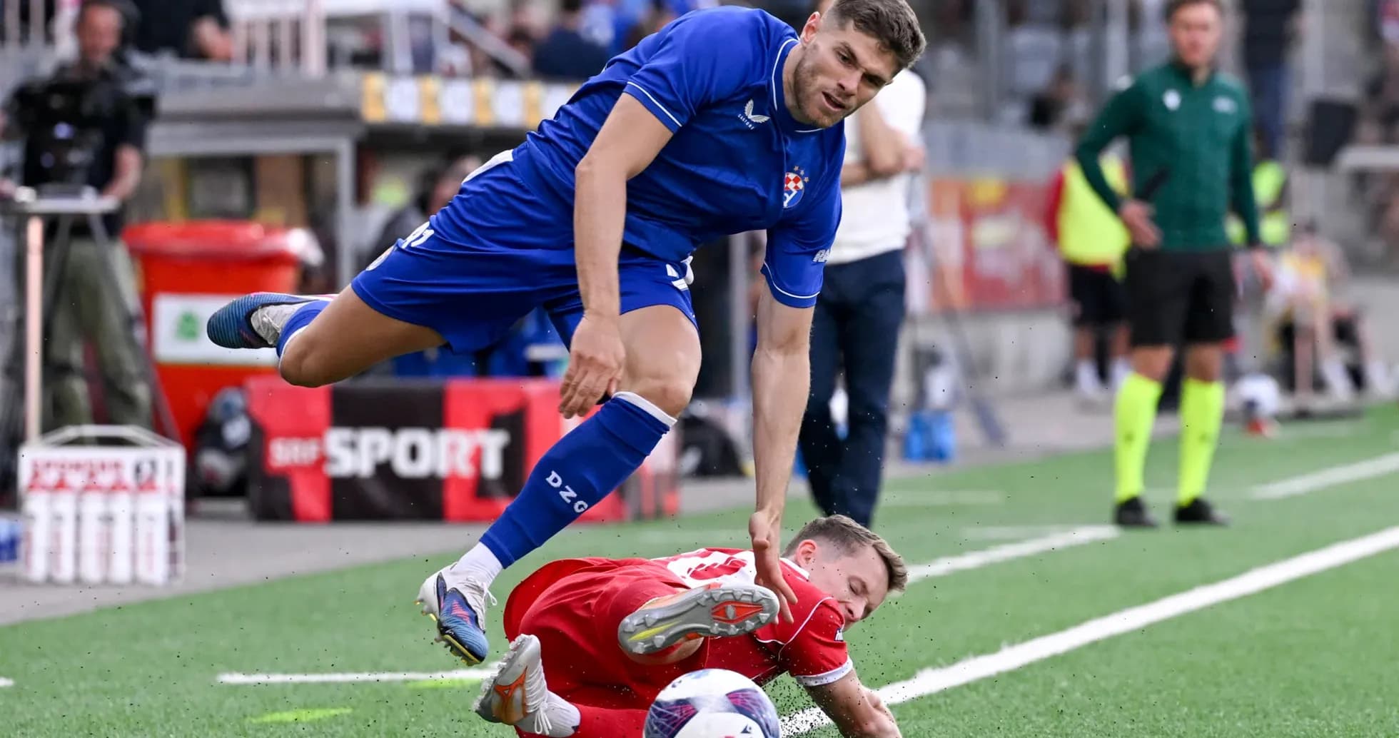 Jugador de Dinamo Zagreb derribando a oponente Jugador de Dinamo Zagreb derribando a oponente