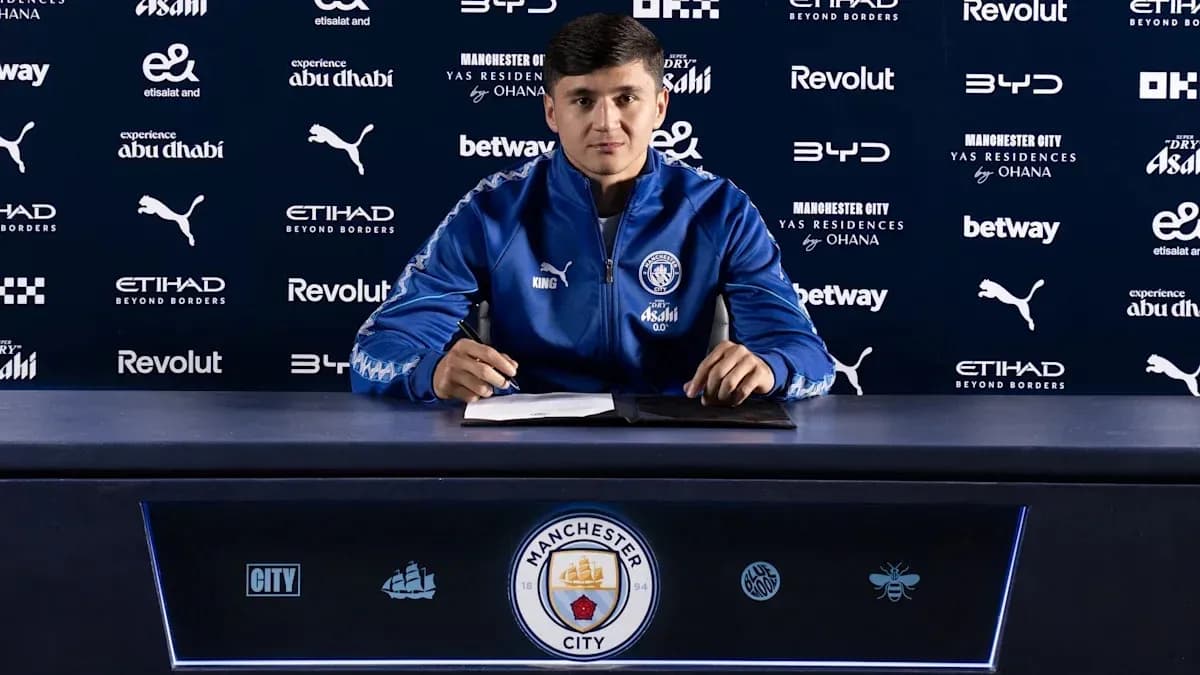 Jugador firmando contrato en rueda de prensa Jugador firmando contrato en rueda de prensa