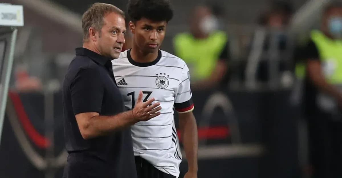 Entrenador hablando con jugador de Alemania en el campo Entrenador hablando con jugador de Alemania en el campo