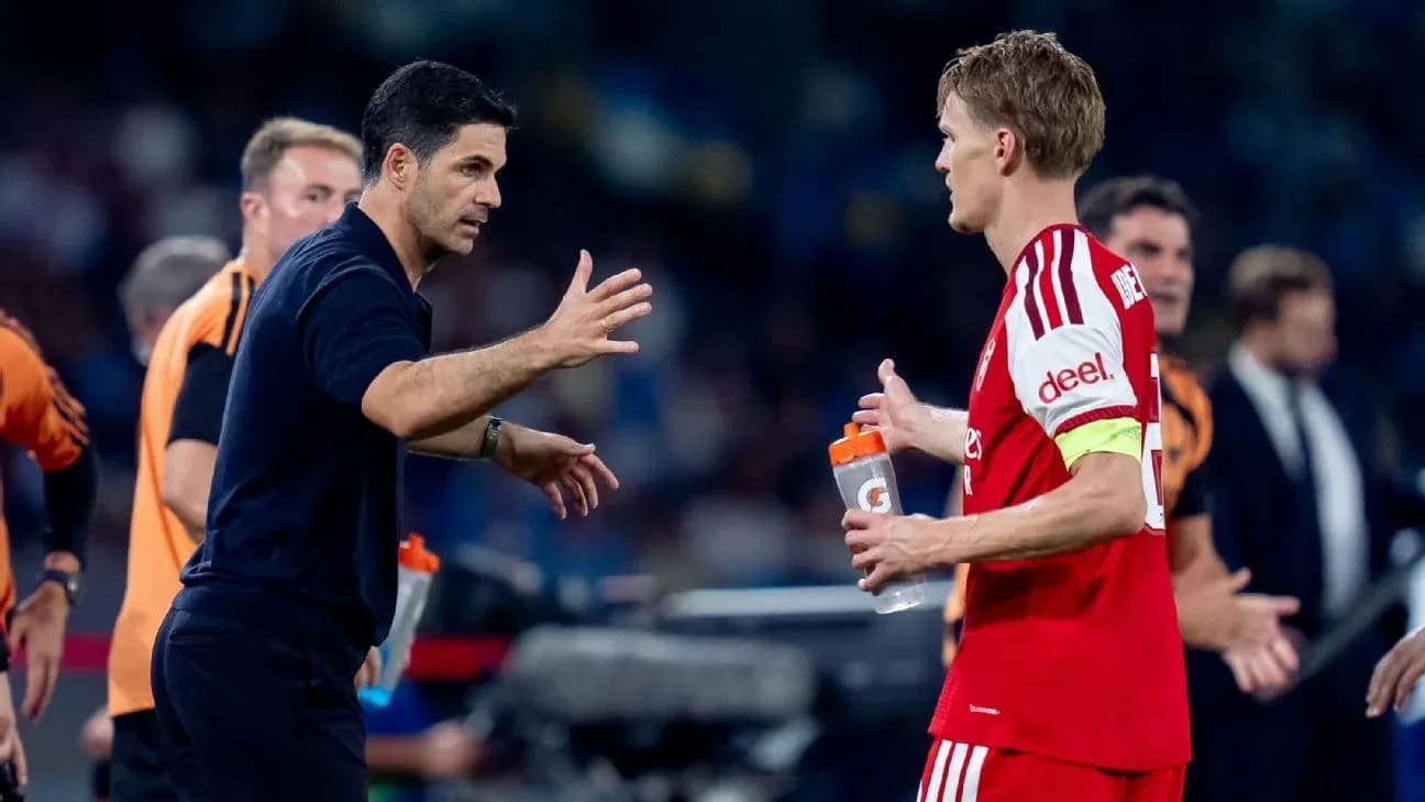 Entrenador hablando con jugador en la línea de banda Entrenador hablando con jugador en la línea de banda