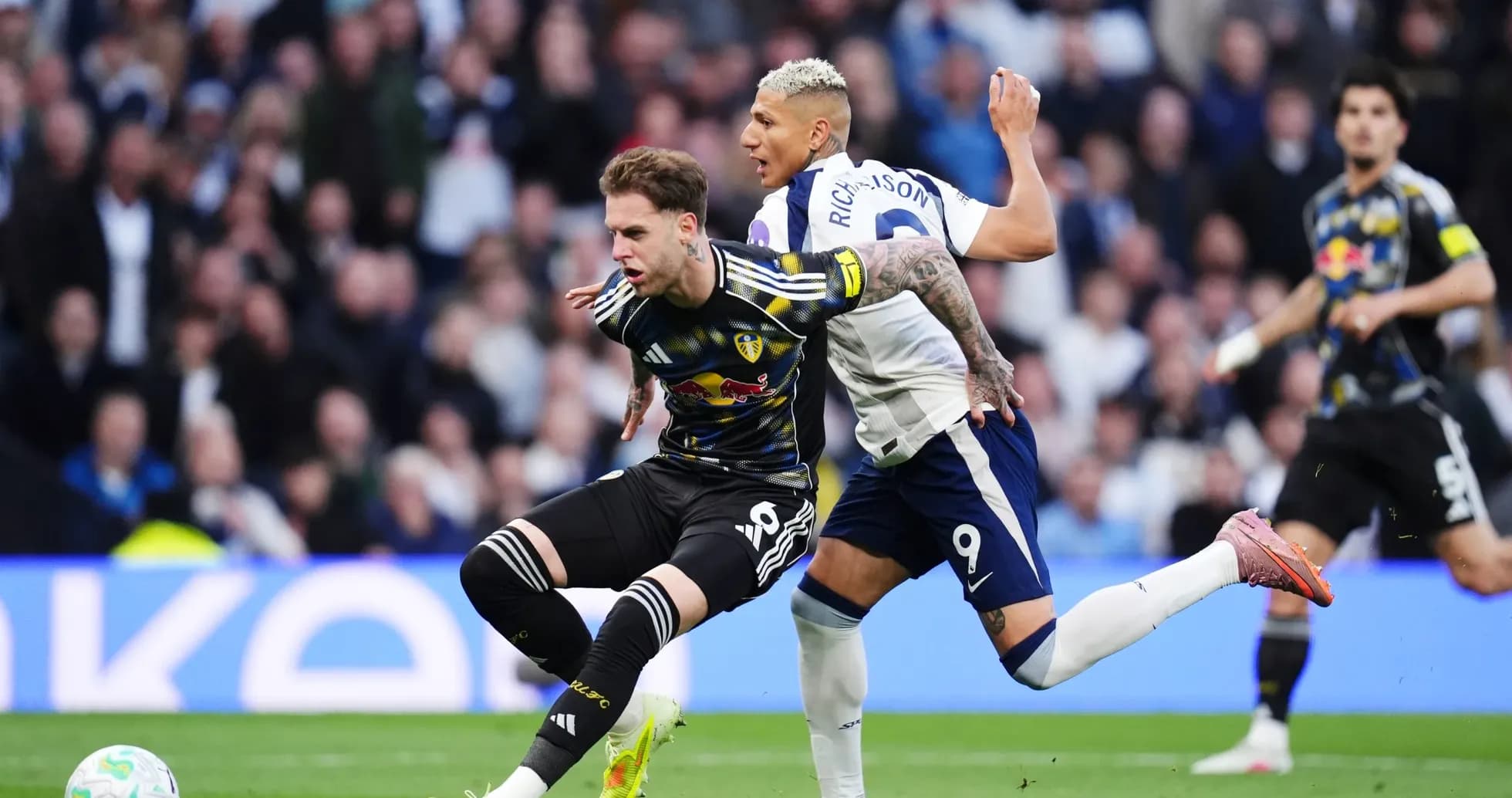 Jugador de Leeds luchando por el balón contra Tottenham Jugador de Leeds luchando por el balón contra Tottenham