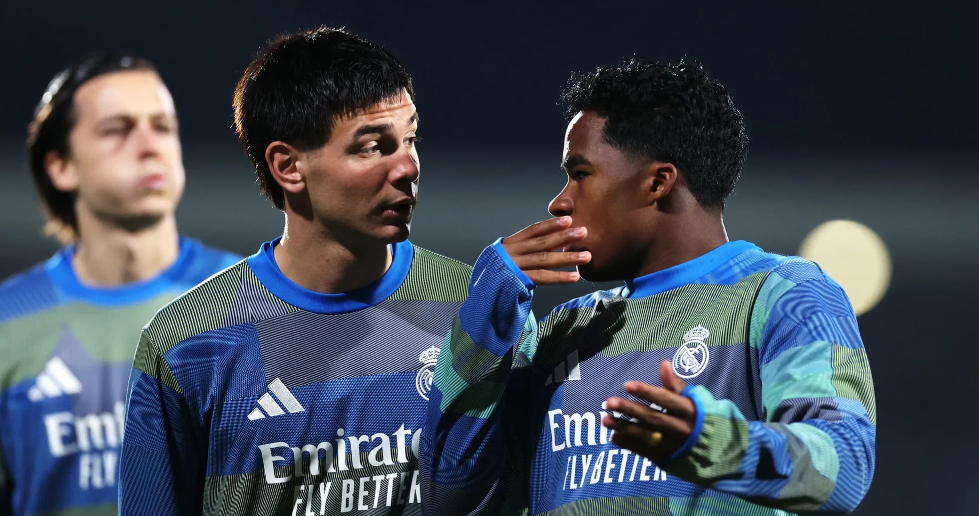 Jugadores de Real Madrid conversando durante el calentamiento Jugadores de Real Madrid conversando durante el calentamiento