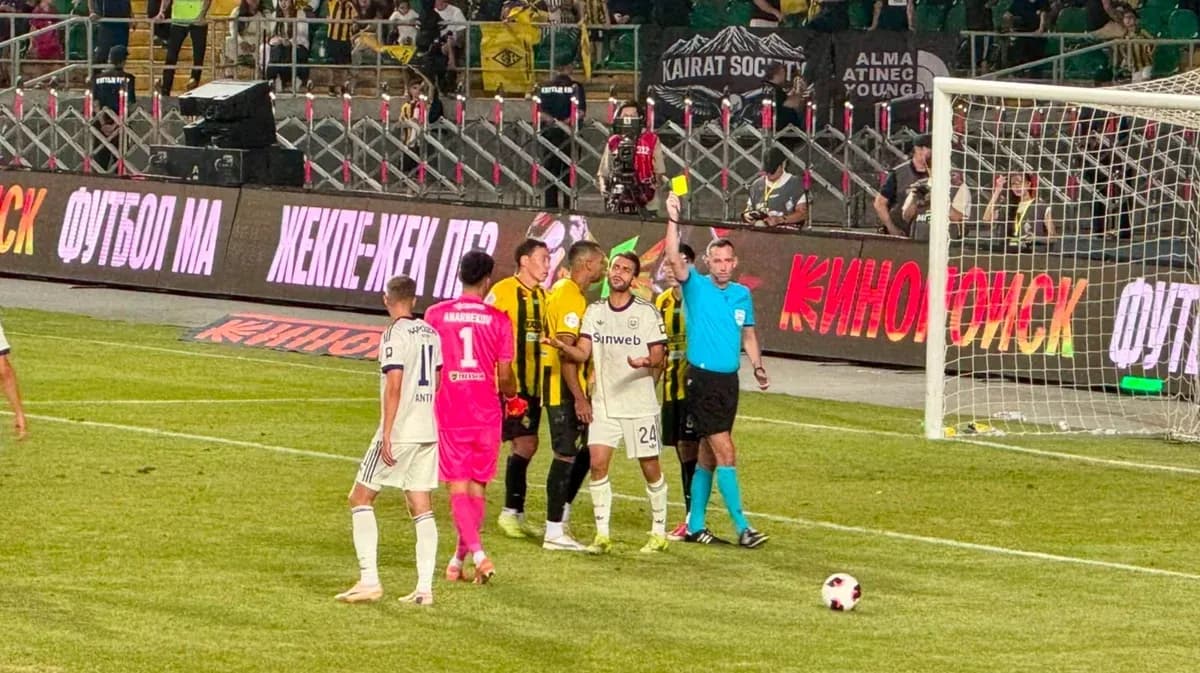 Jugadores de Kairat Almaty y Anderlecht en acción Jugadores de Kairat Almaty y Anderlecht en acción