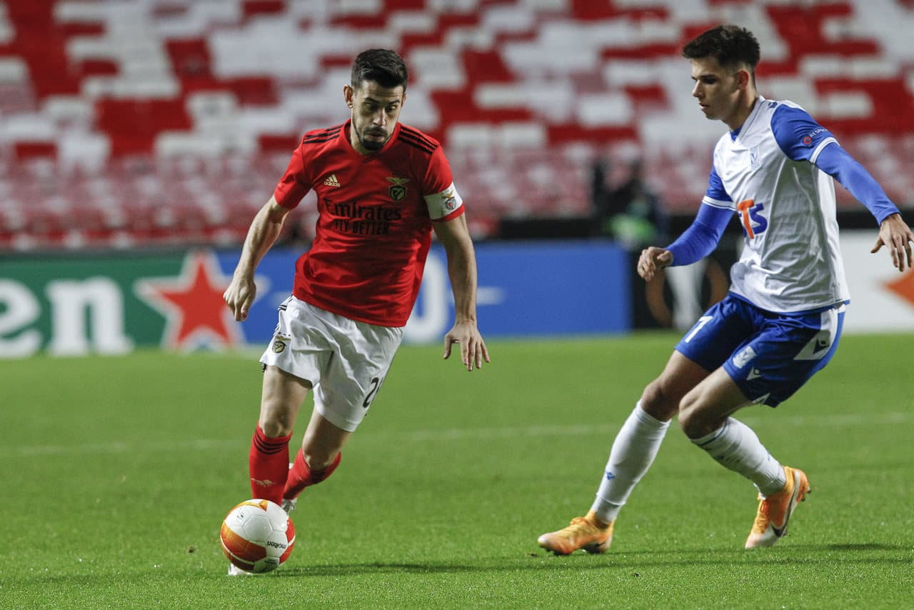 Jugador de Benfica driblando a un rival de Lech Poznan Jugador de Benfica driblando a un rival de Lech Poznan