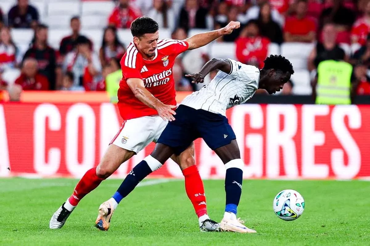 Jugador de Benfica desafiando a un oponente Jugador de Benfica desafiando a un oponente