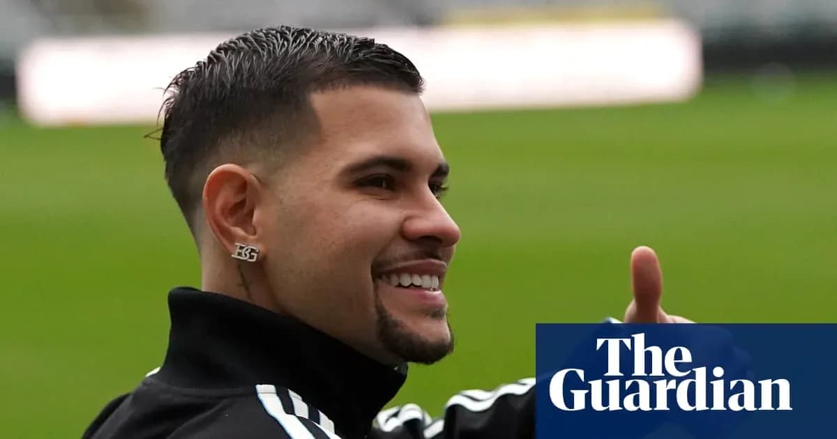 Jugador sonriendo y haciendo un gesto de aprobación Jugador sonriendo y haciendo un gesto de aprobación