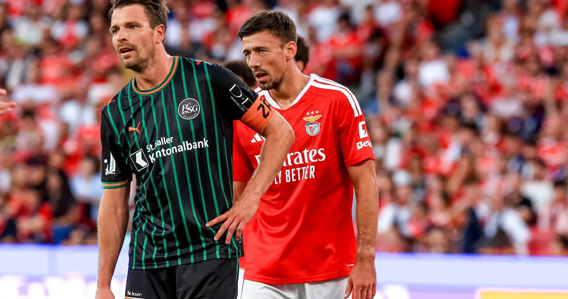 Jugadores de Benfica y FC St. Gallen en el partido Jugadores de Benfica y FC St. Gallen en el partido