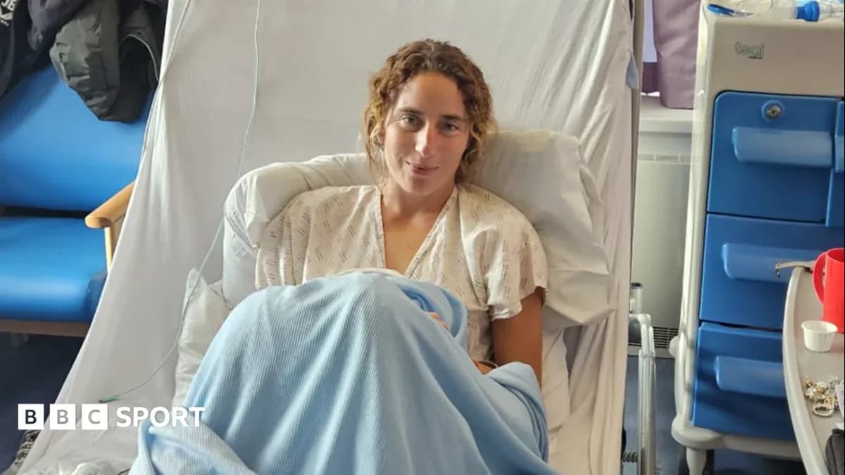 Persona sentada en cama de hospital con manta Persona sentada en cama de hospital con manta