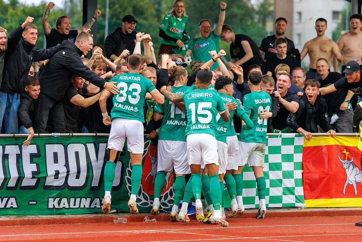 Jugadores de Kauno Žalgiris celebrando con los aficionados Jugadores de Kauno Žalgiris celebrando con los aficionados