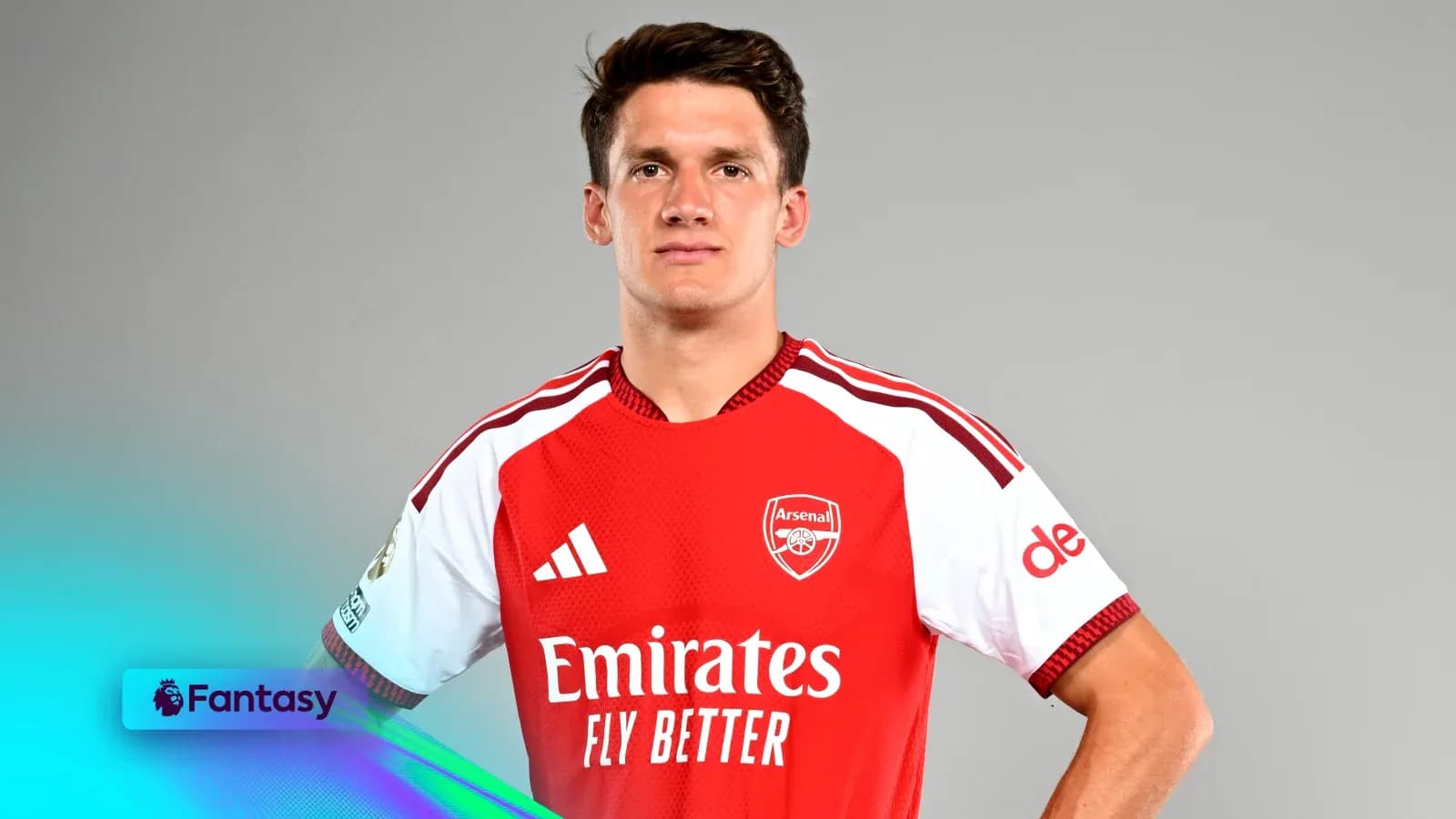 Jugador de Arsenal posando en camiseta roja Jugador de Arsenal posando en camiseta roja