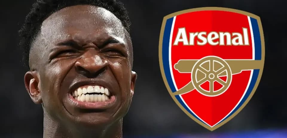 Jugador sonriendo con logo de Arsenal de fondo Jugador sonriendo con logo de Arsenal de fondo