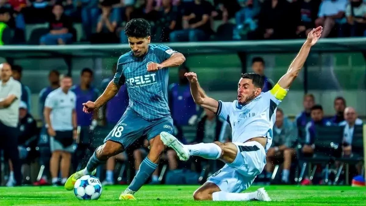 Jugadores compitiendo por el balón en partido Jugadores compitiendo por el balón en partido