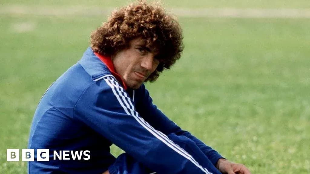 Jugador sentado en el campo durante el entrenamiento Jugador sentado en el campo durante el entrenamiento