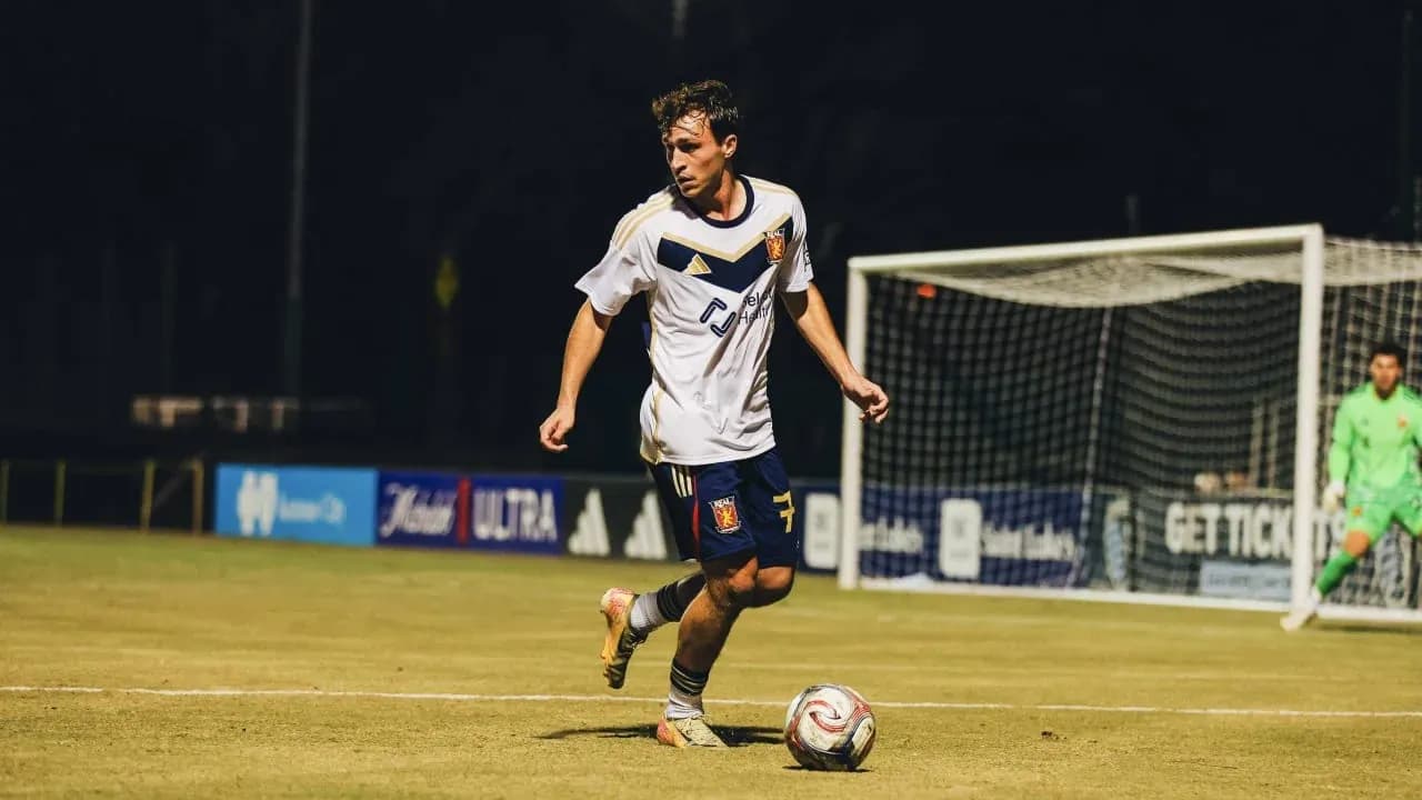 Jugador de Real Monarchs en acción Jugador de Real Monarchs en acción
