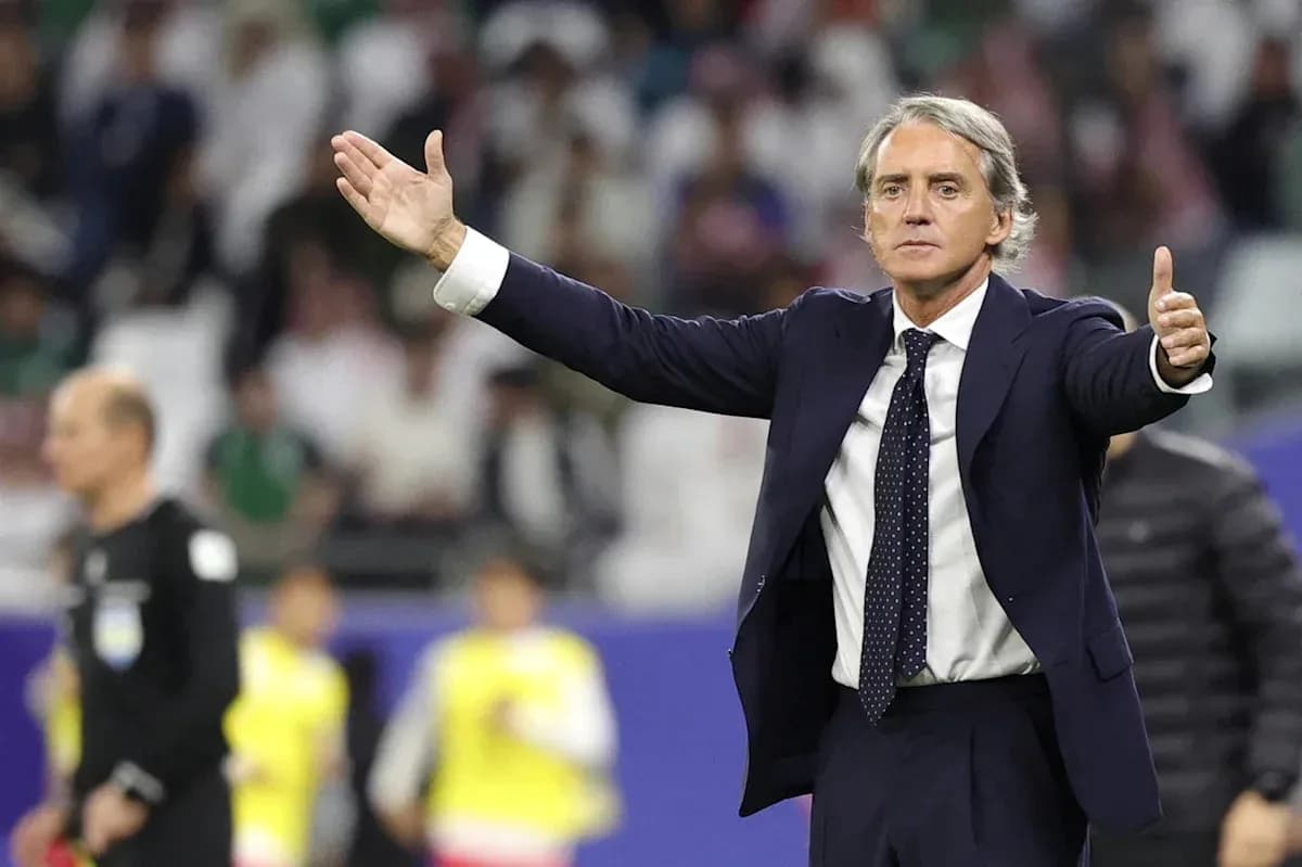 Entrenador dirigiendo a su equipo durante el partido Entrenador dirigiendo a su equipo durante el partido