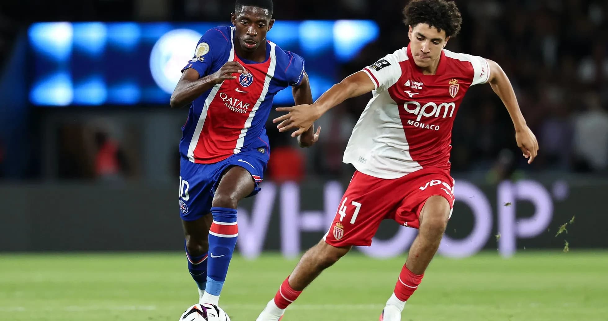 Jugadores de PSG y Mónaco compiten por el balón Jugadores de PSG y Mónaco compiten por el balón