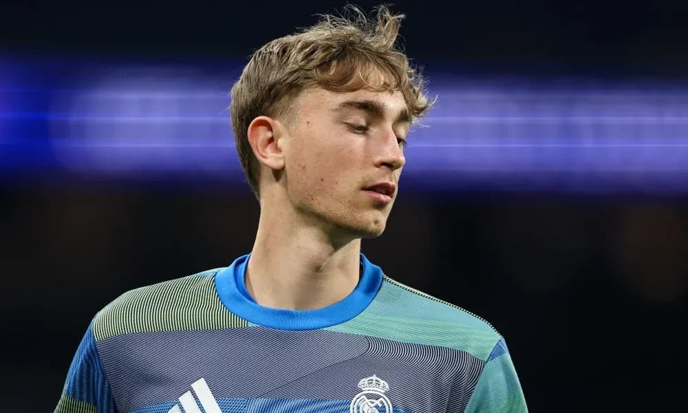 Portero del Real Madrid en el campo de juego Portero del Real Madrid en el campo de juego