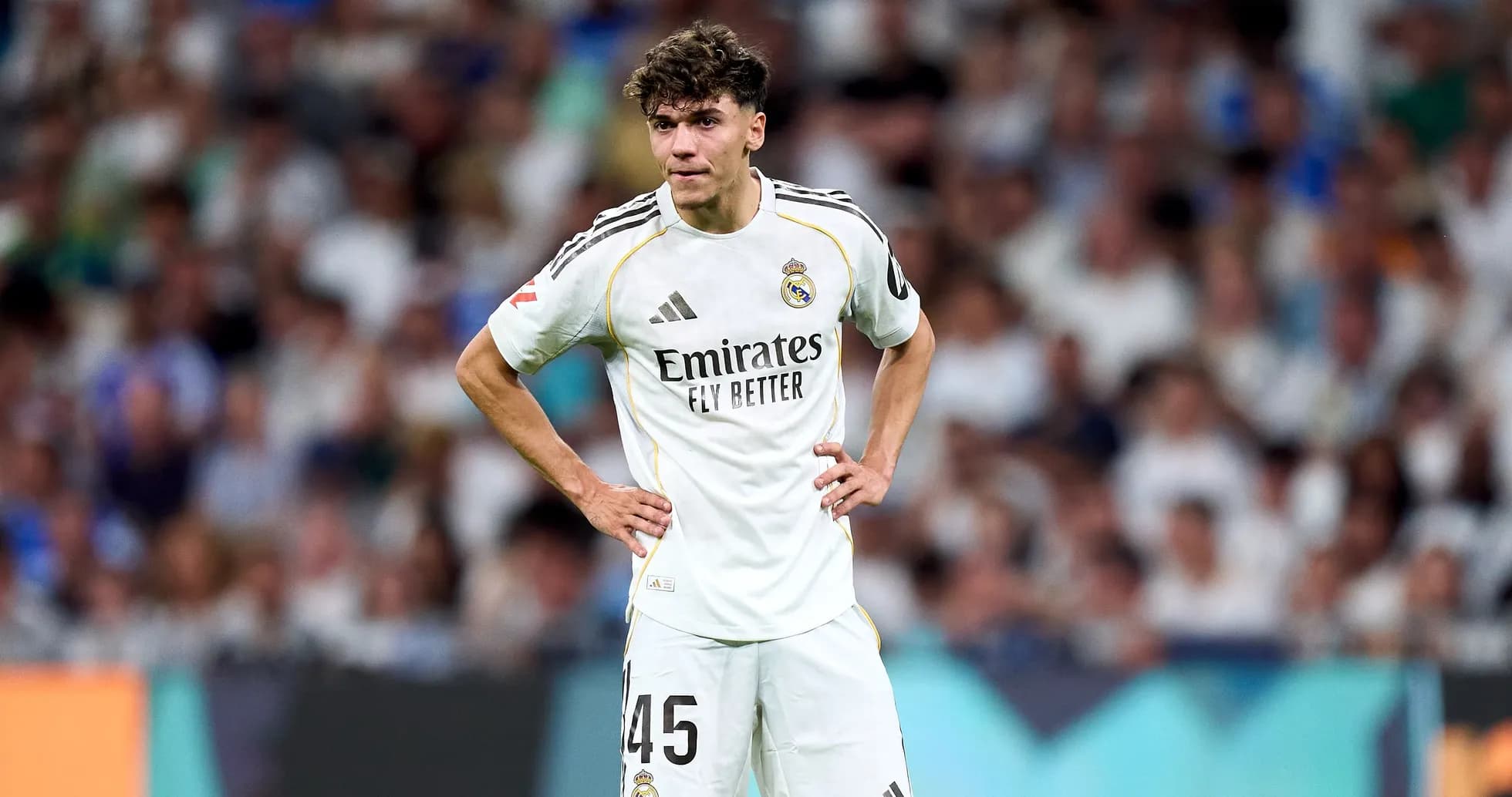 Jugador del Real Madrid en el campo durante el partido Jugador del Real Madrid en el campo durante el partido