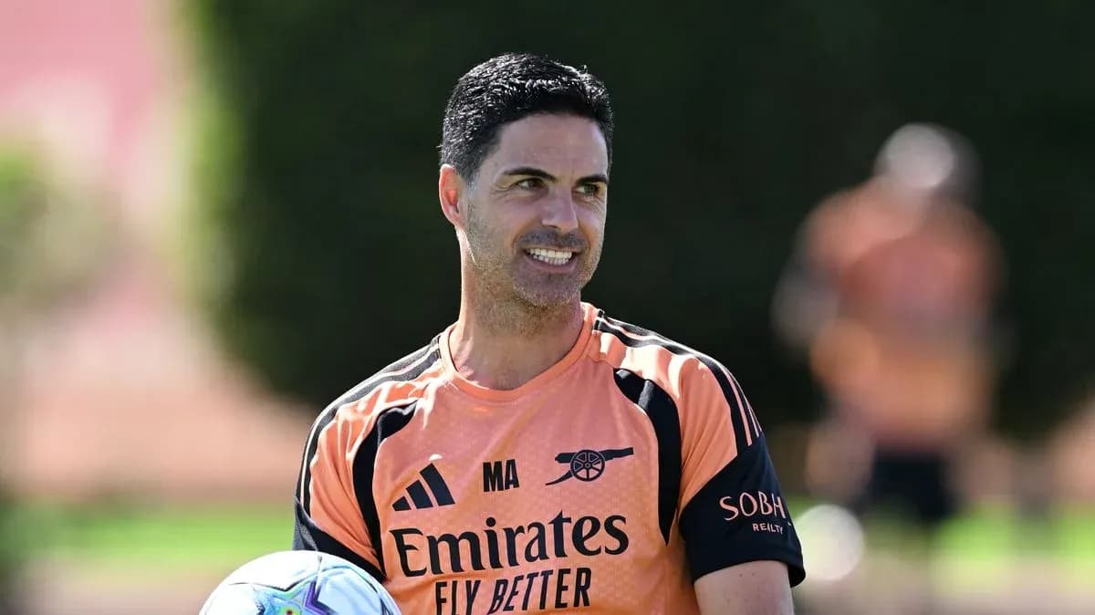 Entrenador sosteniendo un balón durante la práctica Entrenador sosteniendo un balón durante la práctica