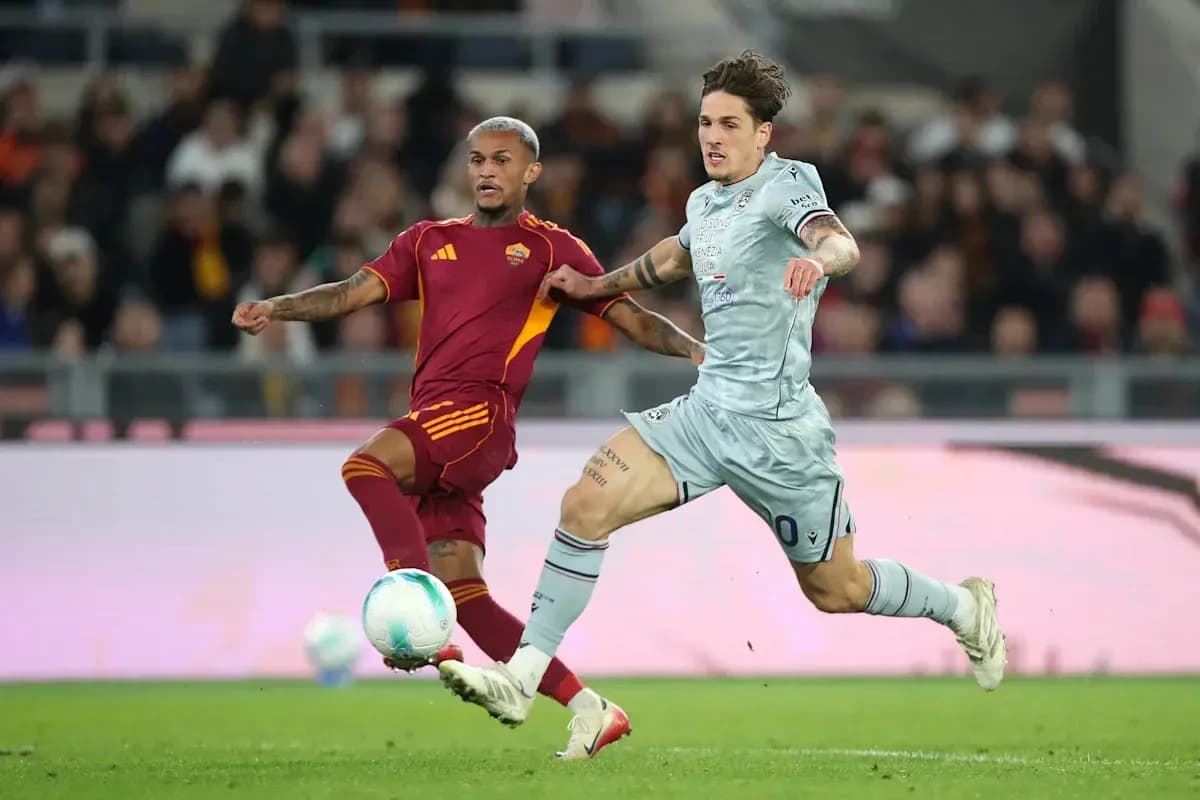 Jugadores de Roma y Lazio compitiendo por el balón Jugadores de Roma y Lazio compitiendo por el balón