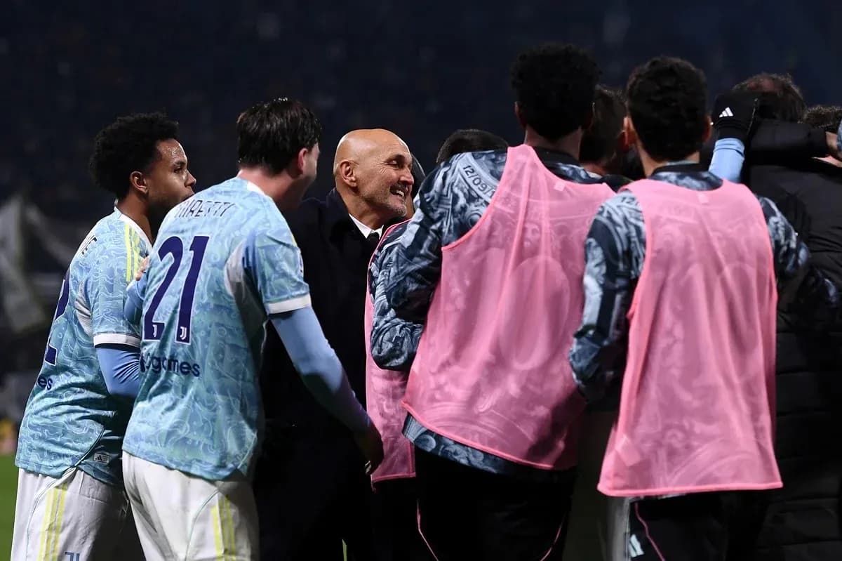 Entrenador y jugadores celebrando juntos después del partido Entrenador y jugadores celebrando juntos después del partido
