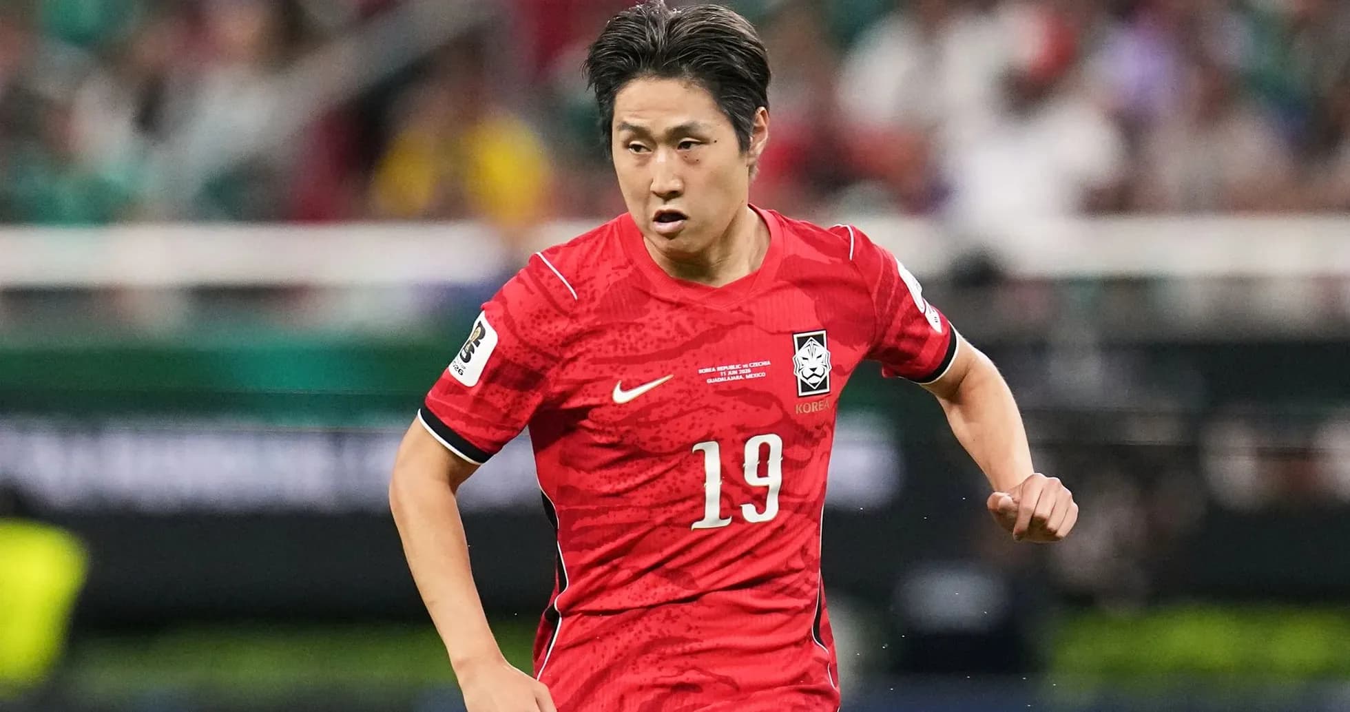 Jugador de Corea del Sur corriendo con balón Jugador de Corea del Sur corriendo con balón