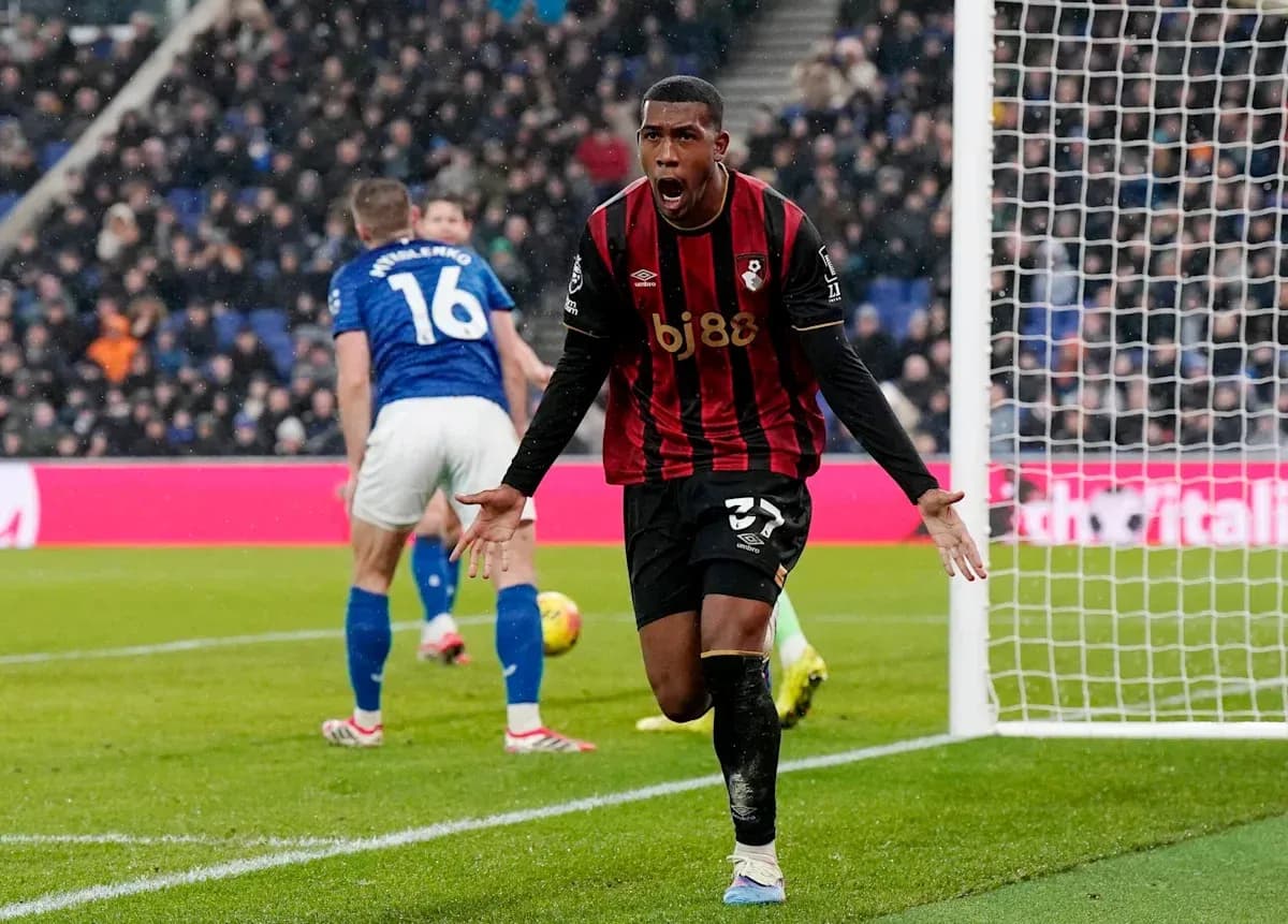 Jugador de Bournemouth celebra un gol en el partido Jugador de Bournemouth celebra un gol en el partido