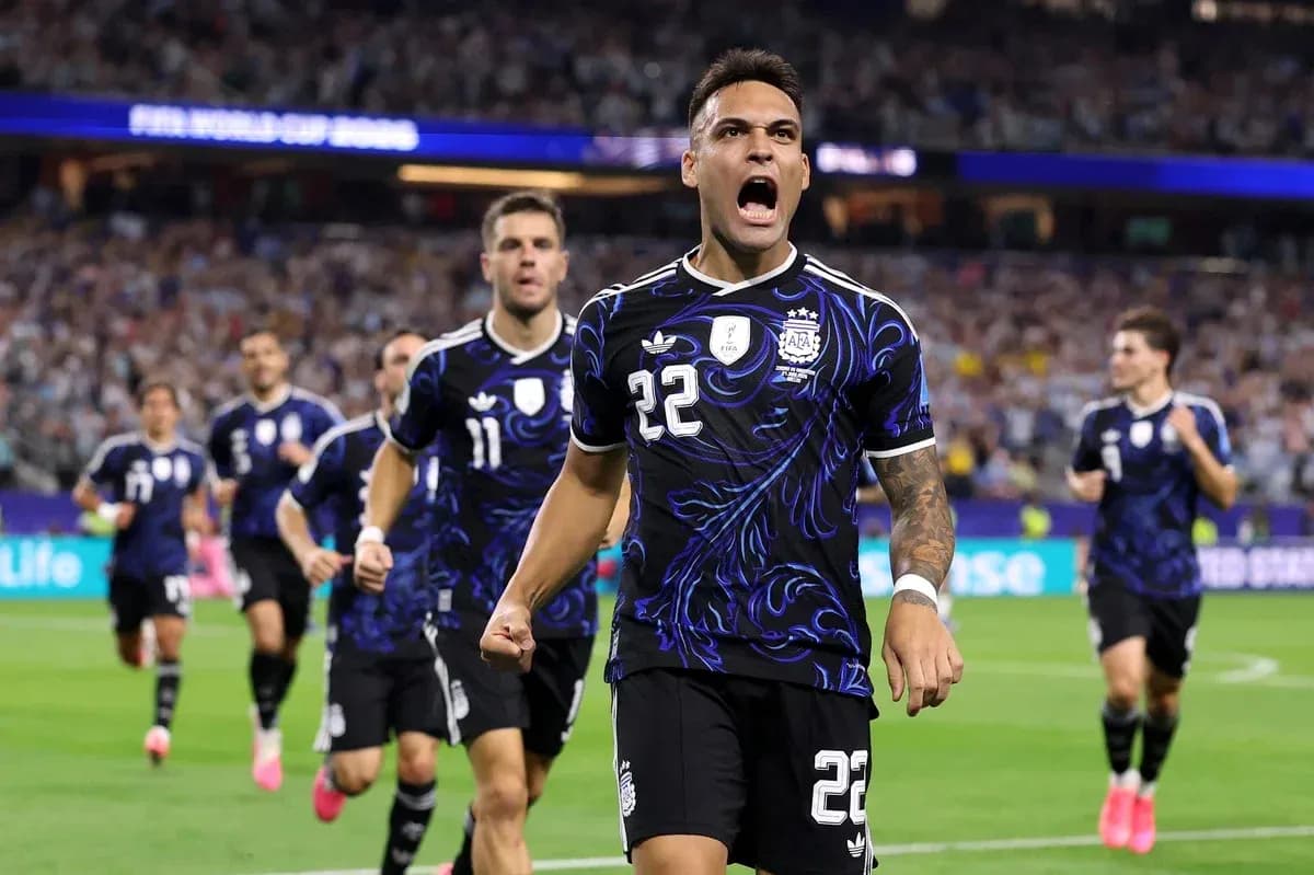 Lautaro Martínez celebrando un gol con compañeros de Argentina Lautaro Martínez celebrando un gol con compañeros de Argentina