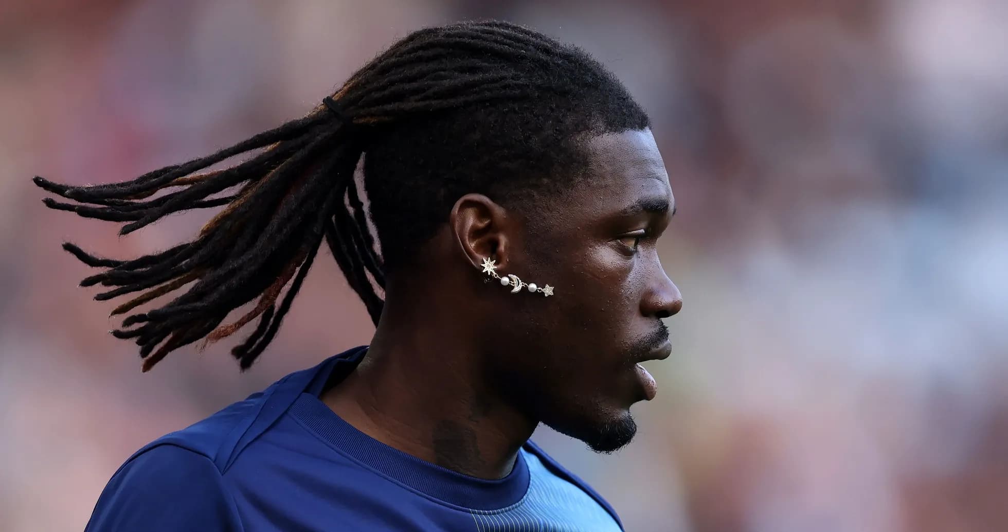Jugador con trenzas y aretes en el campo Jugador con trenzas y aretes en el campo