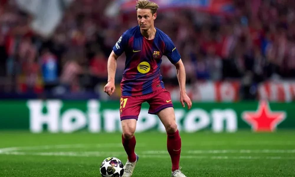 Jugador de Barcelona controlando el balón en el campo Jugador de Barcelona controlando el balón en el campo