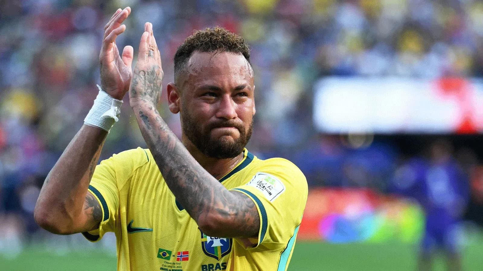 Jugador aplaudiendo tras el partido con camiseta de Brasil Jugador aplaudiendo tras el partido con camiseta de Brasil