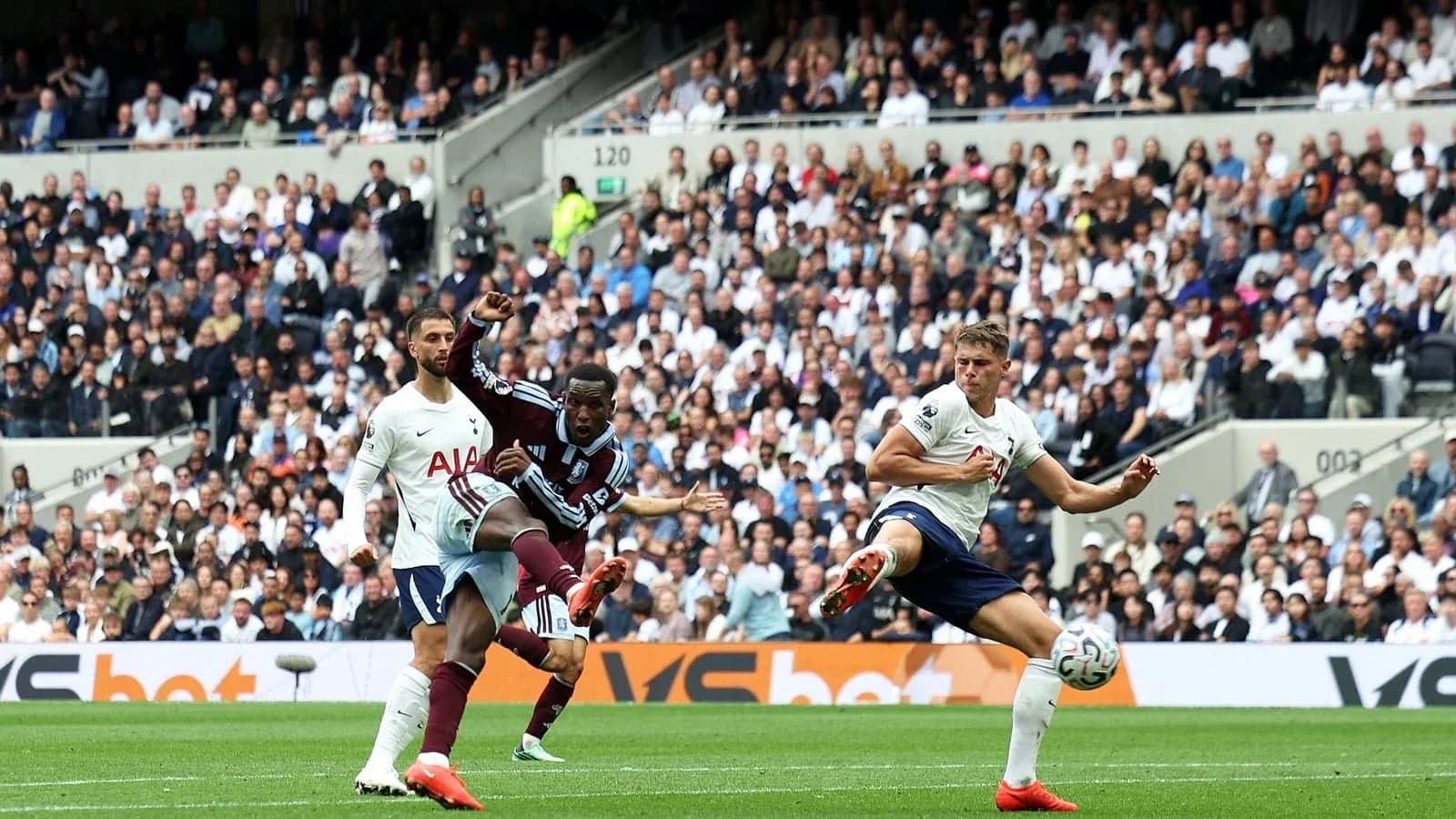 Jugador de Tottenham disparando a portería en partido Jugador de Tottenham disparando a portería en partido
