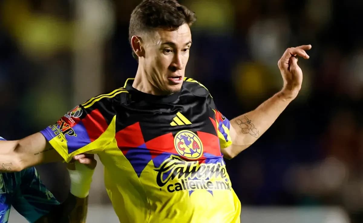 Jugador de Club América en acción durante el partido Jugador de Club América en acción durante el partido