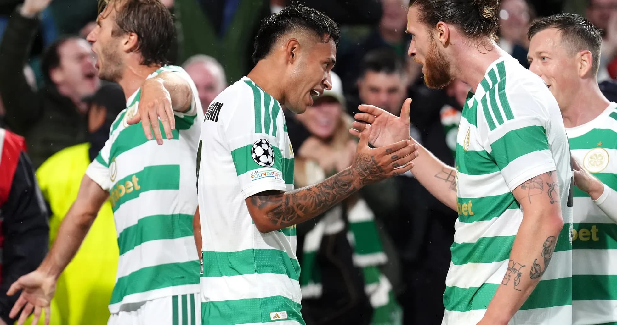 Jugadores de Celtic celebrando un gol Jugadores de Celtic celebrando un gol