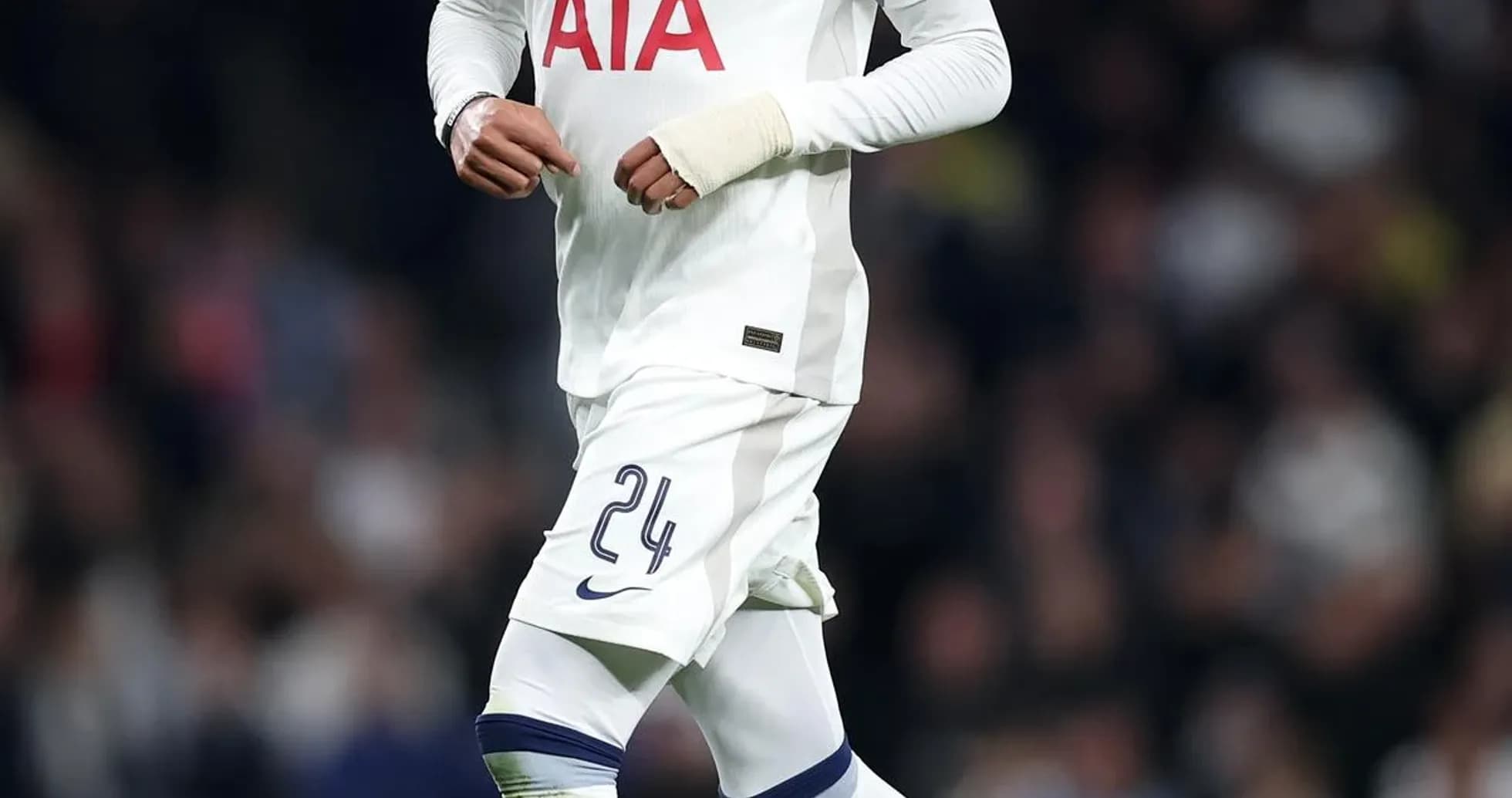 Jugador de Tottenham corriendo con el balón Jugador de Tottenham corriendo con el balón