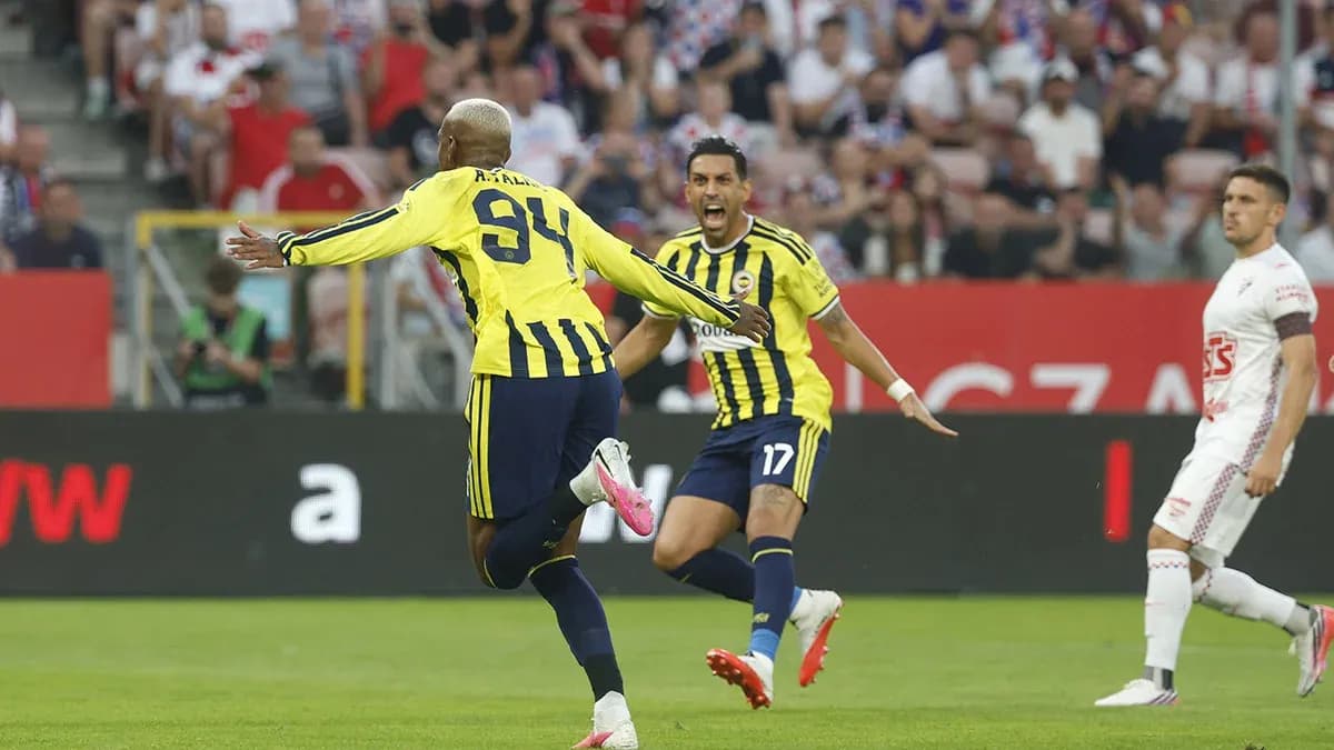 Jugadores de Fenerbahçe celebrando un gol Jugadores de Fenerbahçe celebrando un gol
