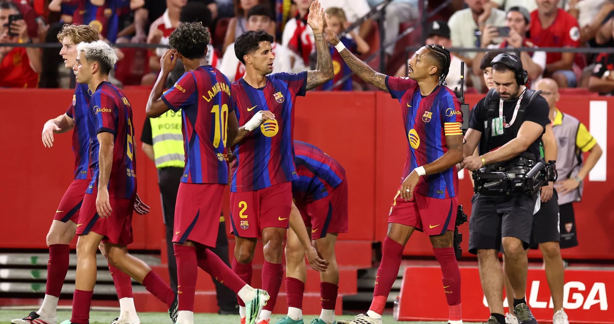 Jugadores del Barcelona celebrando un gol en el campo Jugadores del Barcelona celebrando un gol en el campo