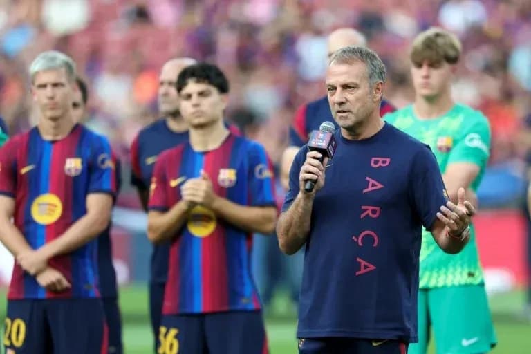 Entrenador hablando ante jugadores en evento de presentación Entrenador hablando ante jugadores en evento de presentación