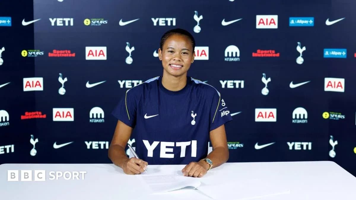 Jugadora firmando contrato con Tottenham en conferencia Jugadora firmando contrato con Tottenham en conferencia