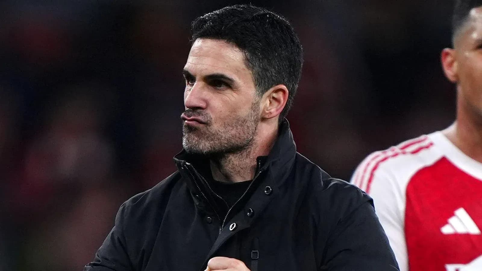 Entrenador de pie en el campo tras el partido Entrenador de pie en el campo tras el partido