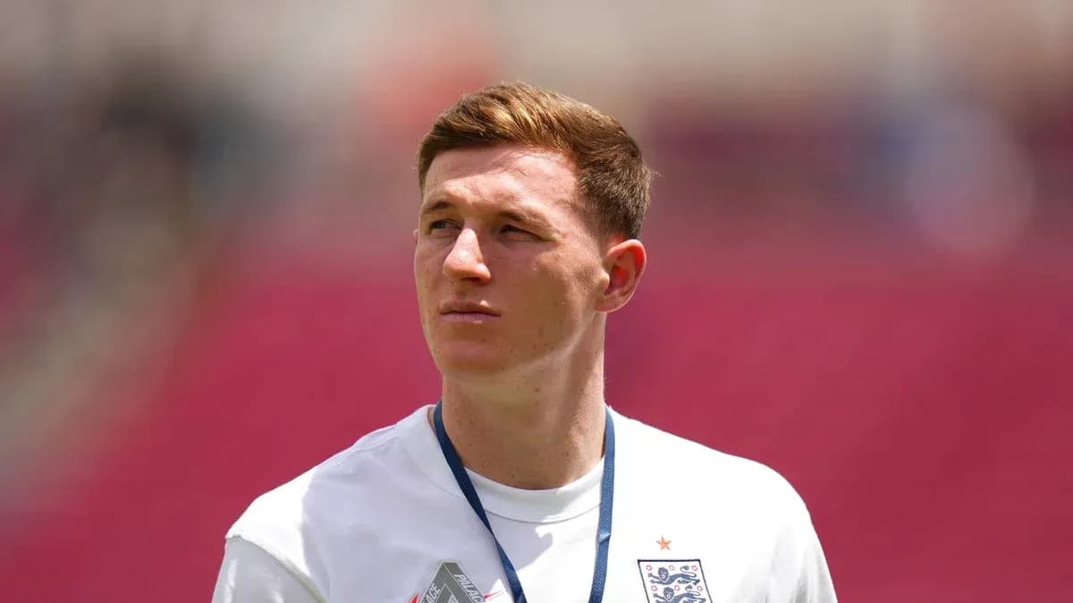 Jugador de Inglaterra observando el campo antes del partido Jugador de Inglaterra observando el campo antes del partido