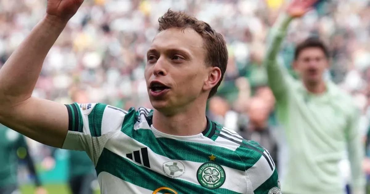 Jugador de Celtic celebrando con el público Jugador de Celtic celebrando con el público