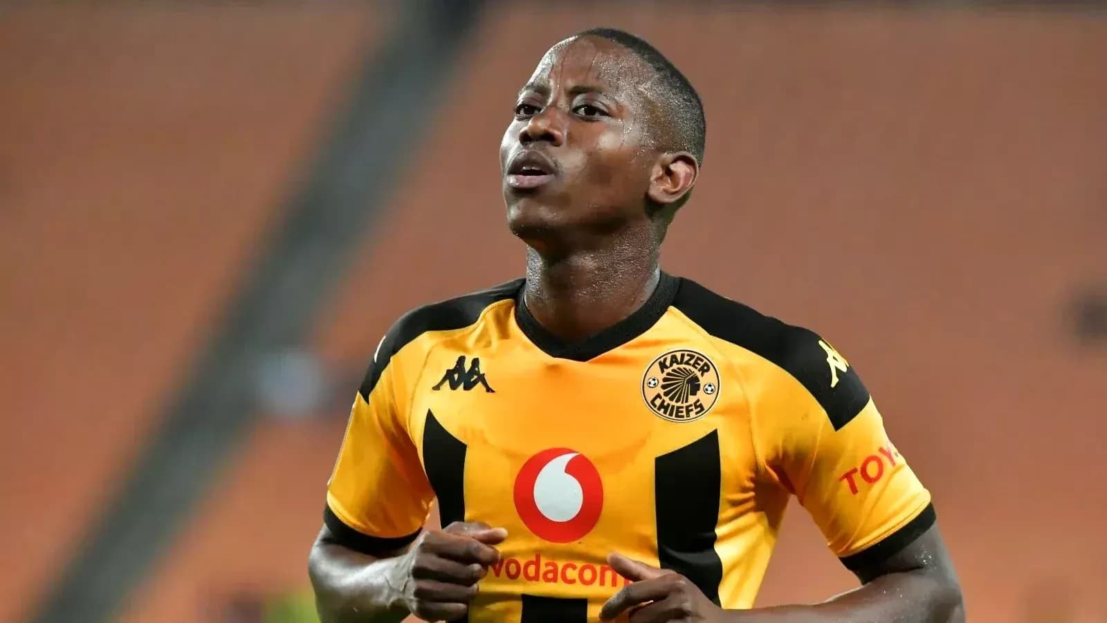 Jugador de Kaizer Chiefs en acción durante el partido Jugador de Kaizer Chiefs en acción durante el partido