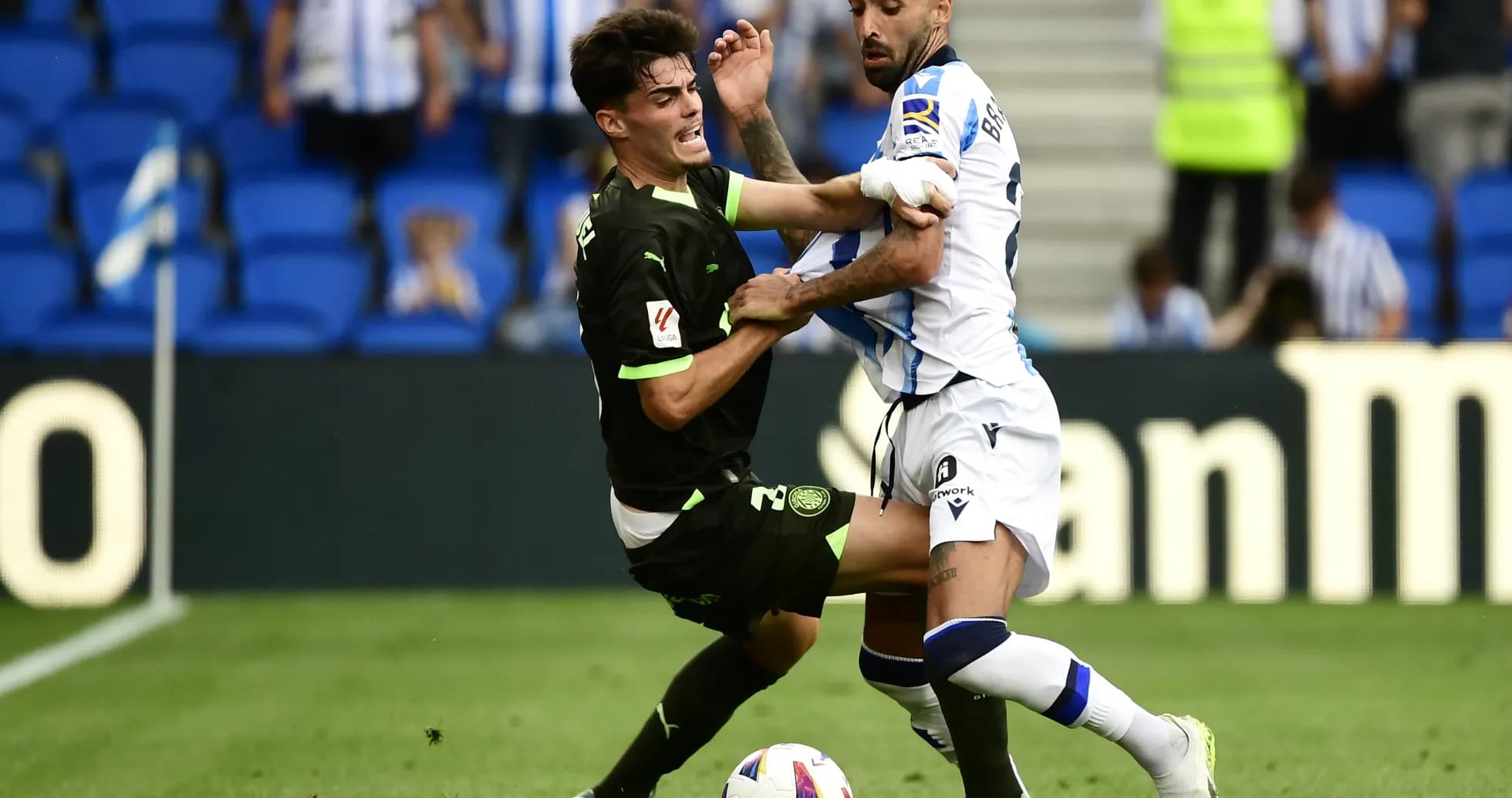 Dos jugadores luchando por el balón en La Liga Dos jugadores luchando por el balón en La Liga