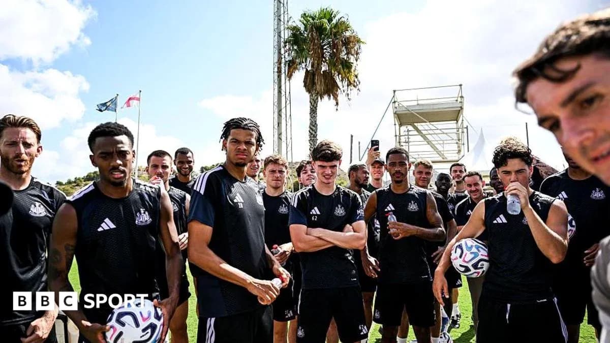 Jugadores de Newcastle reunidos en sesión de entrenamiento Jugadores de Newcastle reunidos en sesión de entrenamiento