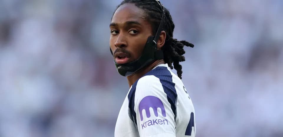 Jugador con máscara en el campo de fútbol Jugador con máscara en el campo de fútbol