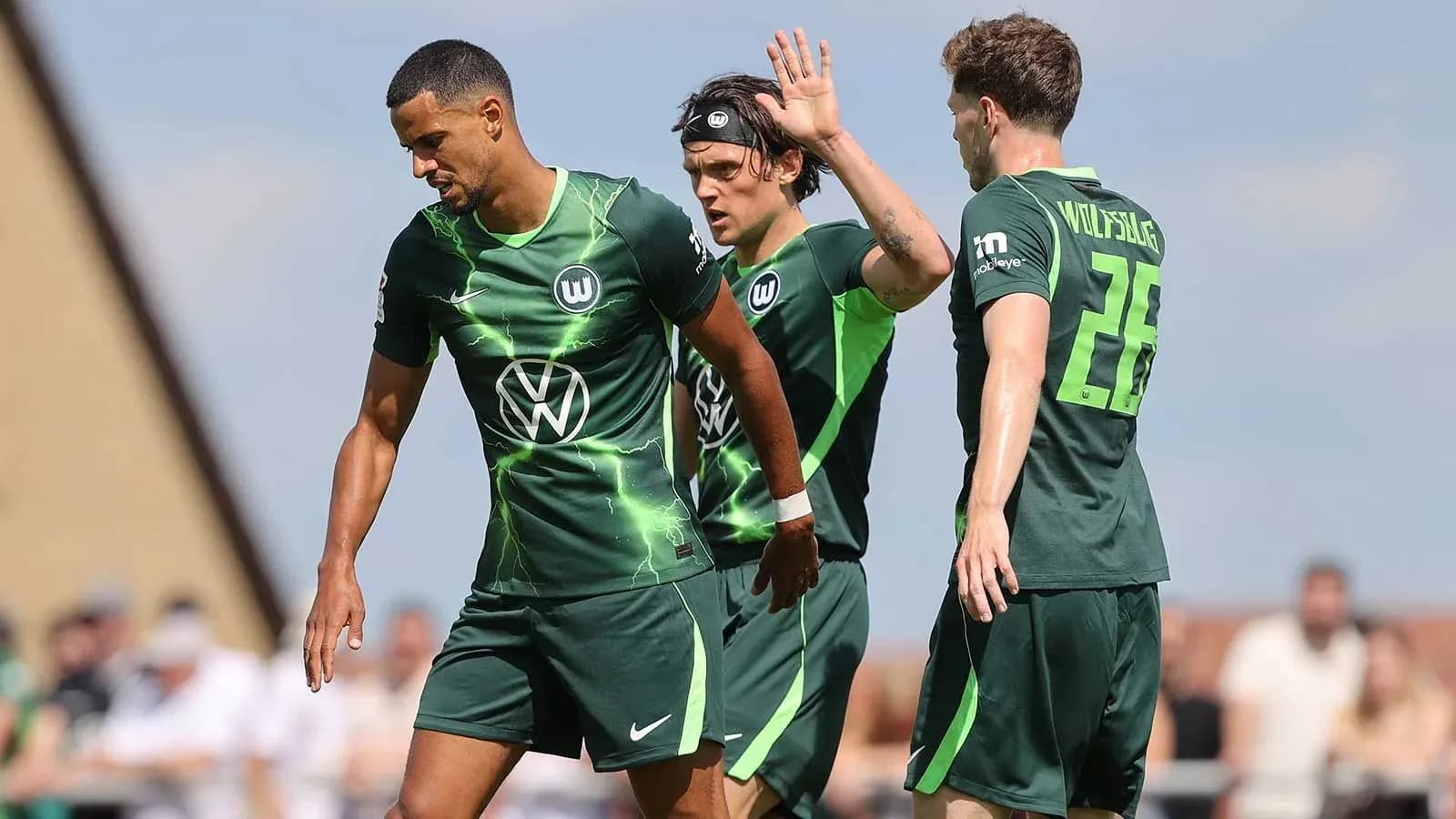 Jugadores de VfL Wolfsburg en el campo de juego Jugadores de VfL Wolfsburg en el campo de juego