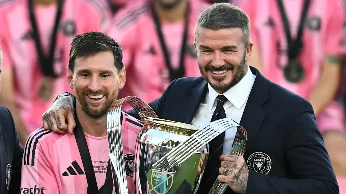 Lionel Messi y David Beckham con trofeo de campeón Lionel Messi y David Beckham con trofeo de campeón